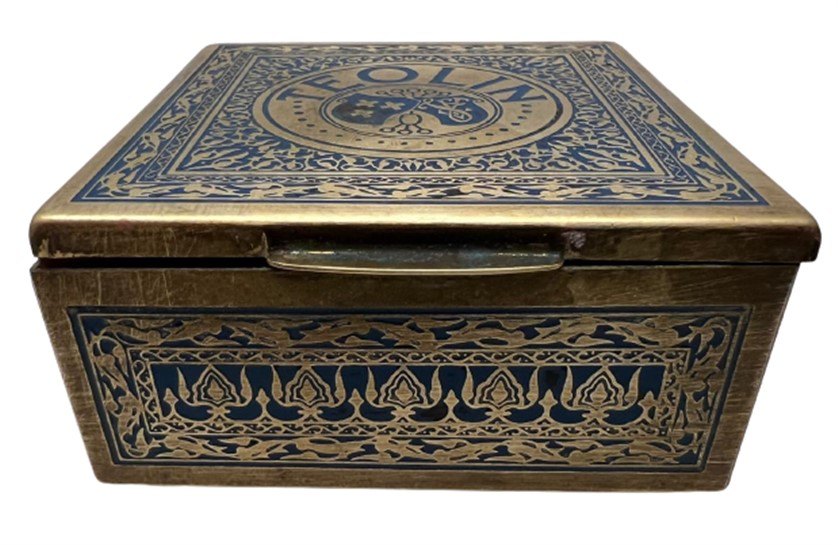 1940 TEOLİN  PİRİNÇ ÜZERİ İŞLEMELİ İÇİ AHŞAP KAPLAMA  KUTU FİRMANIN BAYİLERE YENİ YILDA HEDİYE ETTİGİ KUTUDUR