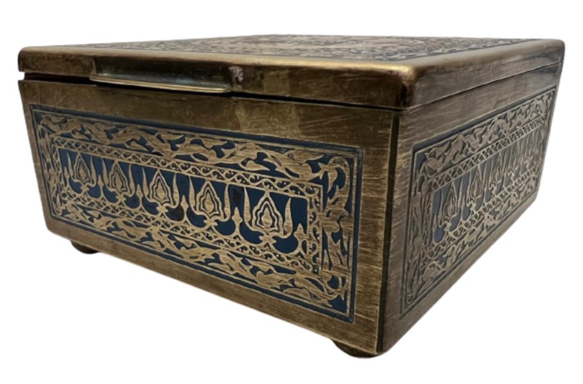 1940 TEOLİN  PİRİNÇ ÜZERİ İŞLEMELİ İÇİ AHŞAP KAPLAMA  KUTU FİRMANIN BAYİLERE YENİ YILDA HEDİYE ETTİGİ KUTUDUR