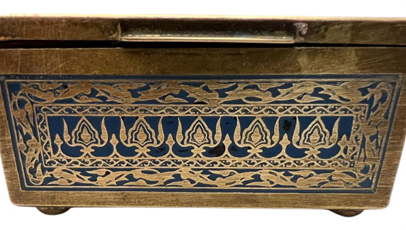 1940 TEOLİN  PİRİNÇ ÜZERİ İŞLEMELİ İÇİ AHŞAP KAPLAMA  KUTU FİRMANIN BAYİLERE YENİ YILDA HEDİYE ETTİGİ KUTUDUR