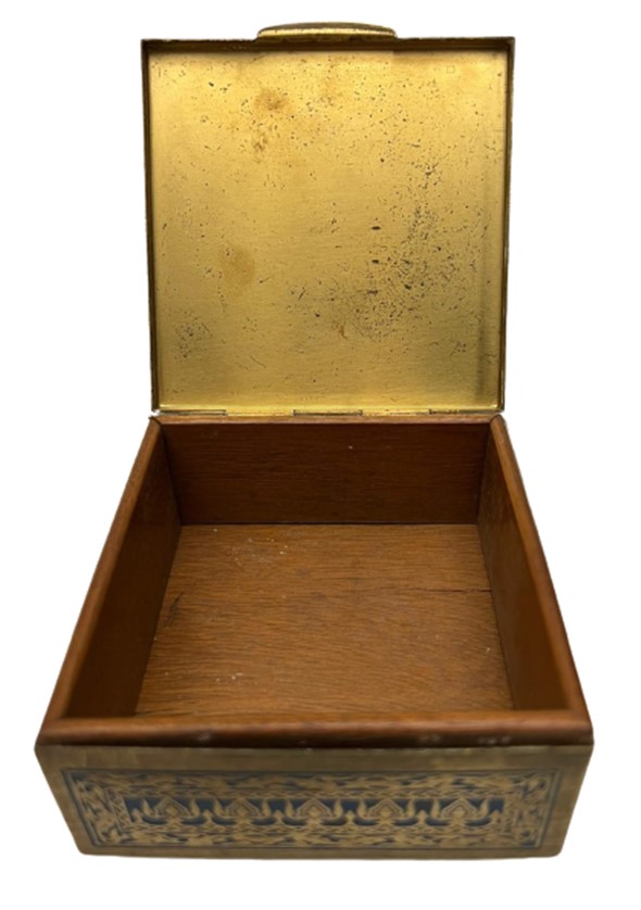 1940 TEOLİN  PİRİNÇ ÜZERİ İŞLEMELİ İÇİ AHŞAP KAPLAMA  KUTU FİRMANIN BAYİLERE YENİ YILDA HEDİYE ETTİGİ KUTUDUR