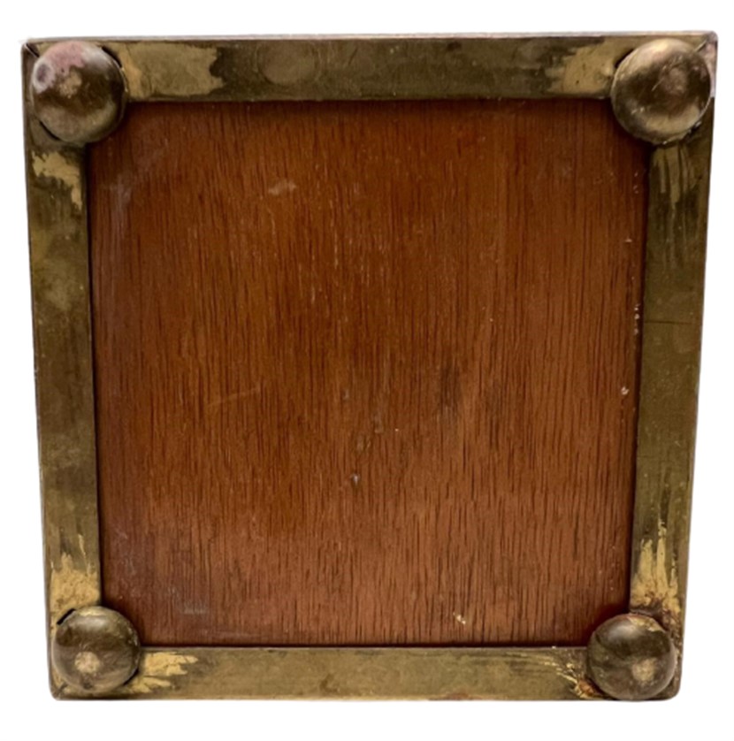 1940 TEOLİN  PİRİNÇ ÜZERİ İŞLEMELİ İÇİ AHŞAP KAPLAMA  KUTU FİRMANIN BAYİLERE YENİ YILDA HEDİYE ETTİGİ KUTUDUR