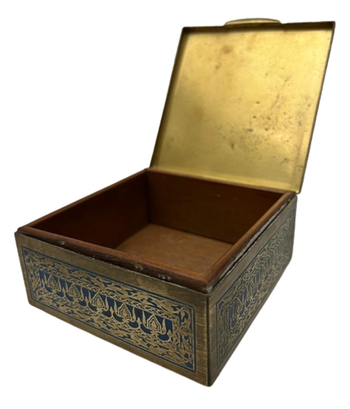 1940 TEOLİN  PİRİNÇ ÜZERİ İŞLEMELİ İÇİ AHŞAP KAPLAMA  KUTU FİRMANIN BAYİLERE YENİ YILDA HEDİYE ETTİGİ KUTUDUR