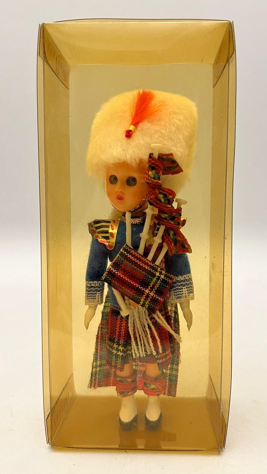 KOLEKSİYONLUK HAREKETLİ GÖZLÜ KIYAFETLERİ EL YAPIMI OYUNCAK ELBİSELİ YÖRESEL BEBEK