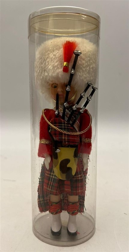 KOLEKSİYONLUK HAREKETLİ GÖZLÜ KIYAFETLERİ EL YAPIMI OYUNCAK ELBİSELİ YÖRESEL BEBEK