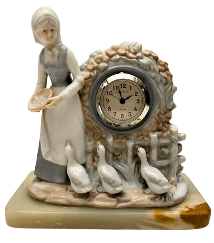 1950 PORSELEN KAZ BAKICISI TEMALI BİBLO ŞEKLİNDE MERMER KAİDELİ MASA SAATİ