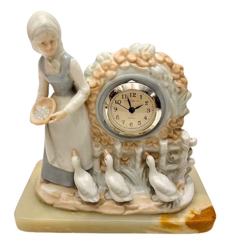 1950 PORSELEN KAZ BAKICISI TEMALI BİBLO ŞEKLİNDE MERMER KAİDELİ MASA SAATİ