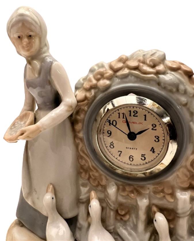 1950 PORSELEN KAZ BAKICISI TEMALI BİBLO ŞEKLİNDE MERMER KAİDELİ MASA SAATİ