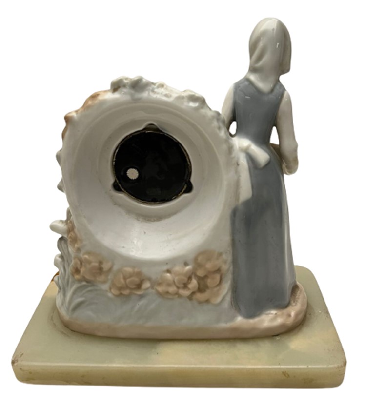 1950 PORSELEN KAZ BAKICISI TEMALI BİBLO ŞEKLİNDE MERMER KAİDELİ MASA SAATİ