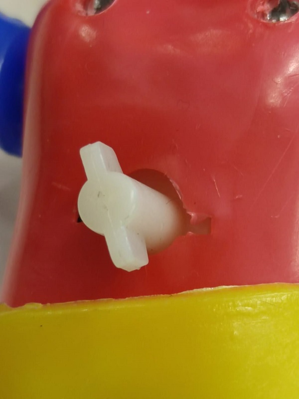 1980 TUNAY OYUNCAKLARI YERLİ KURMALI SUDA KOLLARI HAREKET EDEREK YÜZEN BEBEK GALATASARAY RENKLERİ