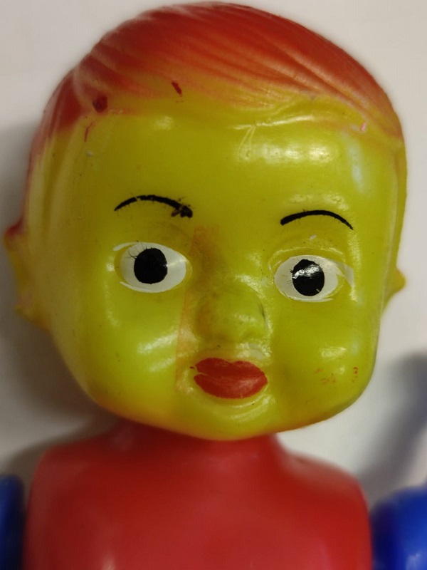 1980 TUNAY OYUNCAKLARI YERLİ KURMALI SUDA KOLLARI HAREKET EDEREK YÜZEN BEBEK GALATASARAY RENKLERİ