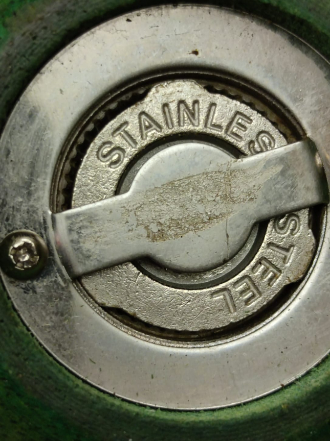 ARMUT FORMUNDA AHŞAP GÖVDE STENLES METAL DEGİRMEN KARABİBER ÖĞÜTÜCÜ MEKANİK PASLANMAZ ÇELİK