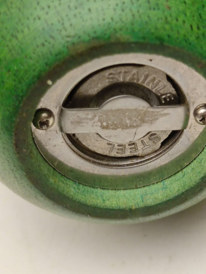 ARMUT FORMUNDA AHŞAP GÖVDE STENLES METAL DEGİRMEN KARABİBER ÖĞÜTÜCÜ MEKANİK PASLANMAZ ÇELİK