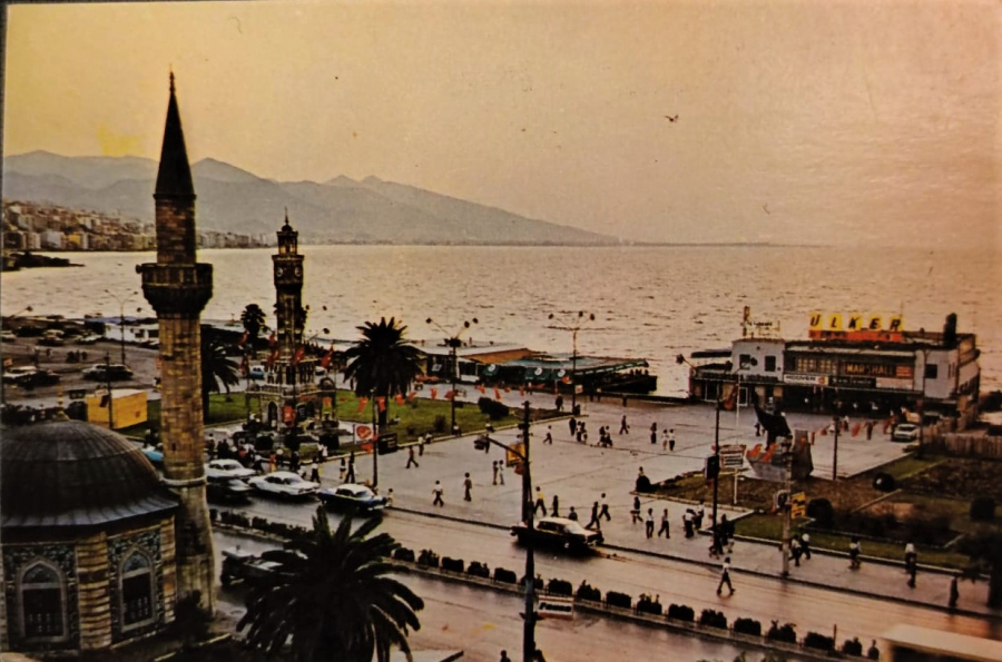 İZMİR KONAK CAMİİ VE SAAT KULESİ KARTPOSTAL OFSET BASKI POSTADAN GECMİŞ YAZILI TİCARET KARTPOSTALLARI 