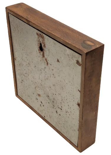 1950 NACAR ANAHTAR İLE KURMALI MEKANİK AHŞAP KASA KARE FORMDA SARI NUMARALAR VE AKREP YELKOVAN DUVAR SAATİ