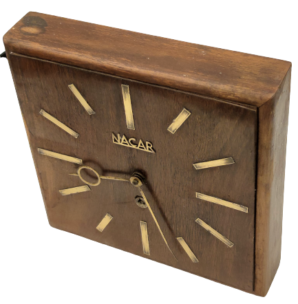 1950 NACAR ANAHTAR İLE KURMALI MEKANİK AHŞAP KASA KARE FORMDA SARI NUMARALAR VE AKREP YELKOVAN DUVAR SAATİ