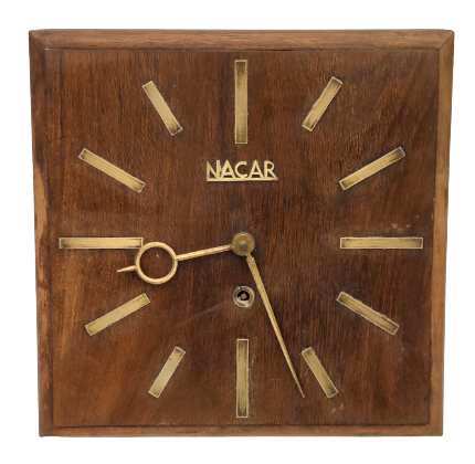 1950 NACAR ANAHTAR İLE KURMALI MEKANİK AHŞAP KASA KARE FORMDA SARI NUMARALAR VE AKREP YELKOVAN DUVAR SAATİ