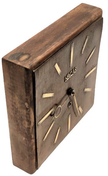 1950 NACAR ANAHTAR İLE KURMALI MEKANİK AHŞAP KASA KARE FORMDA SARI NUMARALAR VE AKREP YELKOVAN DUVAR SAATİ