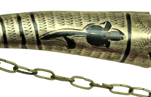 CARLIK ZAMANINDAN ÜZERİ GÜMÜŞ SAVATLI ZİNCİRLİ KALEM  İŞİ COK ŞIK VE GÜZEL BİR İŞCİLİKLİ BOYNUZDAN YAPILMIŞ ŞAVAŞCI AVCI KADEH