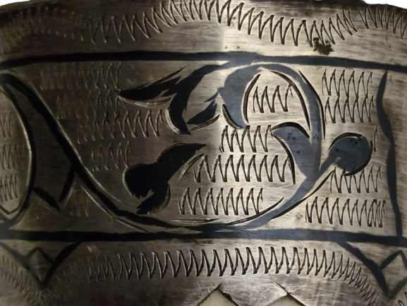 CARLIK ZAMANINDAN ÜZERİ GÜMÜŞ SAVATLI ZİNCİRLİ KALEM  İŞİ COK ŞIK VE GÜZEL BİR İŞCİLİKLİ BOYNUZDAN YAPILMIŞ ŞAVAŞCI AVCI KADEH