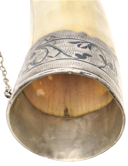 CARLIK ZAMANINDAN ÜZERİ GÜMÜŞ SAVATLI ZİNCİRLİ KALEM  İŞİ COK ŞIK VE GÜZEL BİR İŞCİLİKLİ BOYNUZDAN YAPILMIŞ ŞAVAŞCI AVCI KADEH