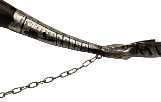 CARLIK ZAMANINDAN ÜZERİ GÜMÜŞ SAVATLI ZİNCİRLİ KALEM  İŞİ COK ŞIK VE GÜZEL BİR İŞCİLİKLİ BOYNUZDAN YAPILMIŞ ŞAVAŞCI AVCI KADEH