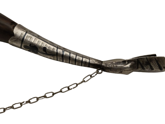 CARLIK ZAMANINDAN ÜZERİ GÜMÜŞ SAVATLI ZİNCİRLİ KALEM  İŞİ COK ŞIK VE GÜZEL BİR İŞCİLİKLİ BOYNUZDAN YAPILMIŞ ŞAVAŞCI AVCI KADEH