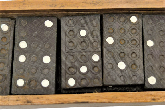 DOMİNO OYUN TAKIMI KAPAKLI AHŞAP KUTUSUNDA