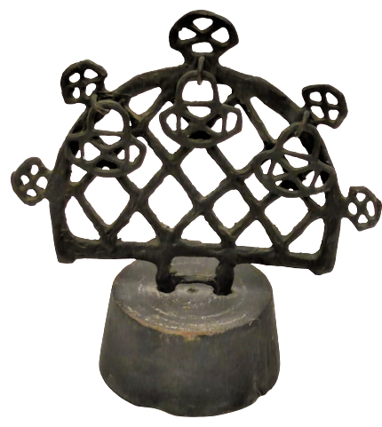 1960 EL YAPIMI ÖZEL TASARIM HİTİT GUNEŞİ  AHŞAP KAİDE ÜZERİNDE BRONZ EL SANATKARLARI MUESSESESİ 