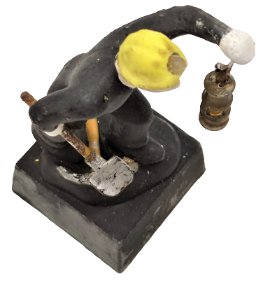 1970 ZONGULDAK KÖMÜR CIKARAN MADENCİ ELİNDE FENERİ KAZMA VE KUREKLİ GECE LAMBASI