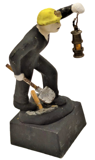 1970 ZONGULDAK KÖMÜR CIKARAN MADENCİ ELİNDE FENERİ KAZMA VE KUREKLİ GECE LAMBASI