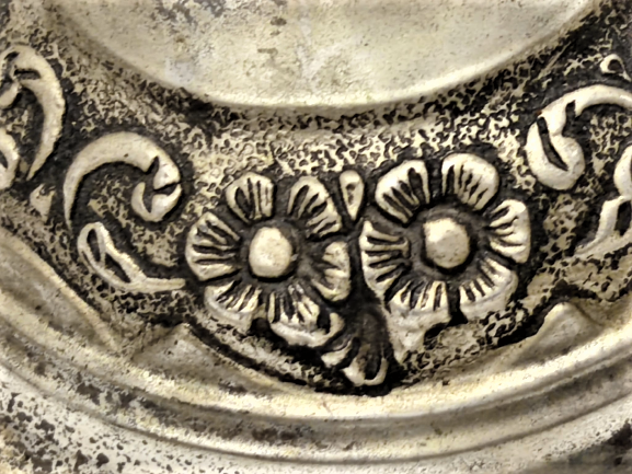 CİFT ŞAMDAN GÜMÜŞ KAPLAMA ÜZERİ KABARTMA CİCEK DESENLİ