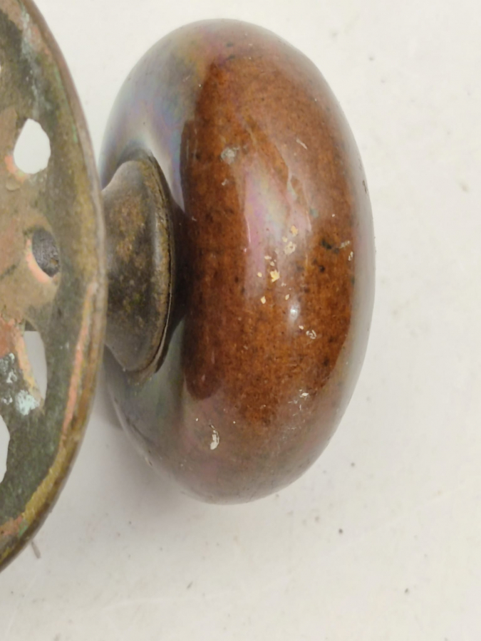 1910 OSMANLI KONAK KAPI KOLU KAHVERENGİ PORSELEN TUTMA TOPLAR PİRİNC AYNALAR METAL İC TAKIM EKSİKSİZ 