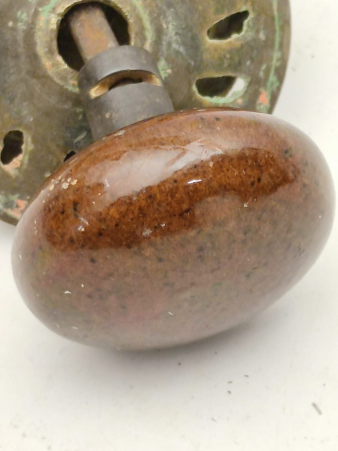 1910 OSMANLI KONAK KAPI KOLU KAHVERENGİ PORSELEN TUTMA TOPLAR PİRİNC AYNALAR METAL İC TAKIM EKSİKSİZ 