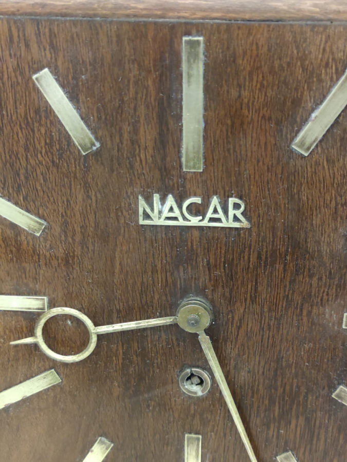 1950 NACAR ANAHTAR İLE KURMALI MEKANİK AHŞAP KASA KARE FORMDA SARI NUMARALAR VE AKREP YELKOVAN DUVAR SAATİ