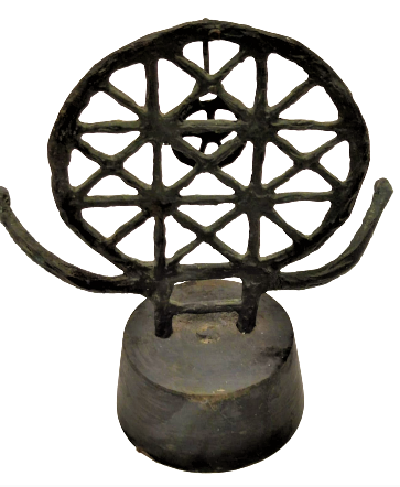 1960 EL YAPIMI ÖZEL TASARIM KOLLU HİTİT GUNEŞİ  AHŞAP KAİDE ÜZERİNDE BRONZ EL SANATKARLARI MUESSESESİ 