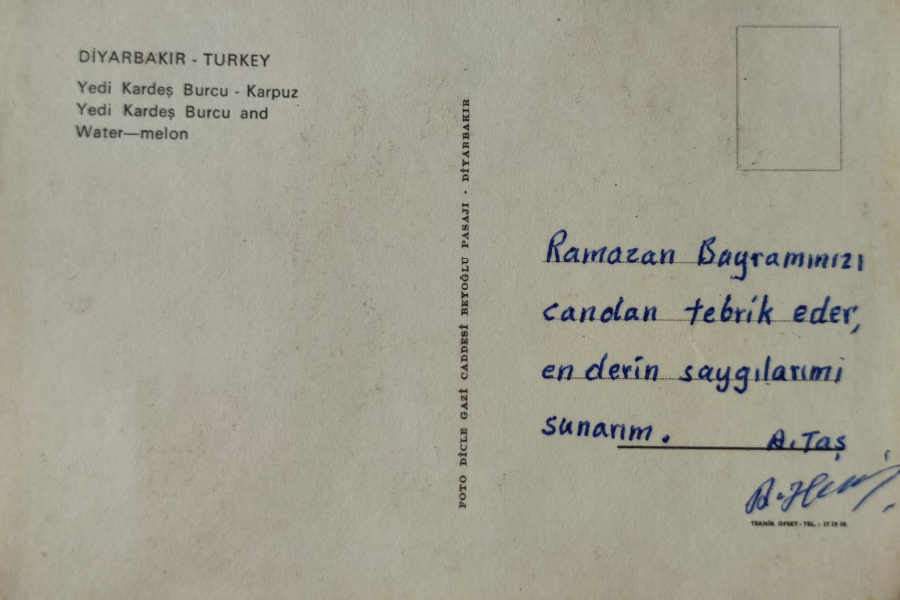 1970 DİYARBAKİR YEDİ KARDEŞ BURCU VE KARPUZ  RENKLİ OFSET BASKI KARTPOSTAL