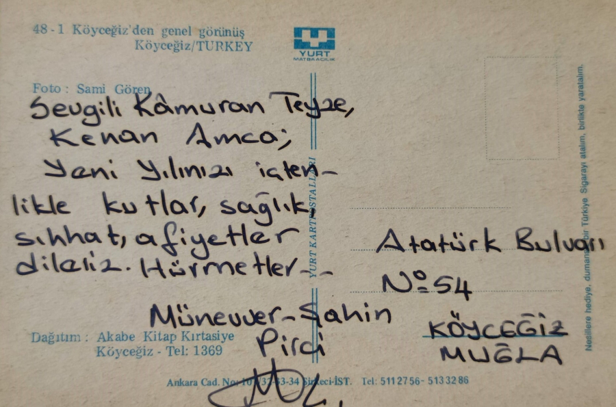 1970 KÖYCEGİZ GENEL GÖRÜNÜM RENKLİ OFSET BASKI PARCALI KART POSTADAN GECMİŞ KARTPOSTAL