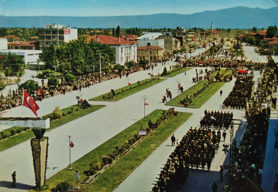 1970 SAKARYA RENKLİ OFSET BASKI ARKASI YAZILI POSTADAN GECMİŞ KARTPOSTAL