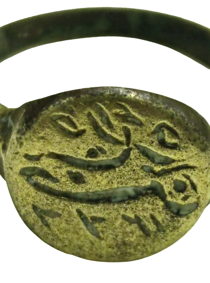 SELCUKLU  BRONZ TAMAMI  EL KAZIMA VE YAPIMI İLE ÜZERİNDE BESMELE VE  ALLAH YAZILI  YÜZÜK SADECE TEK YAPILMIŞ ÖZEL NADİR BİR YÜZÜKDÜR 19 MM CAPINDADIR