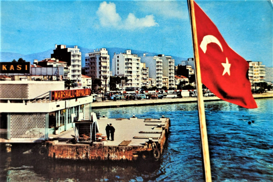 1970 İZMİRİN İNCİSİ KARŞIYAKA VAPUR İSKELESİ KARTPOSTAL ARKASI YAZILI RENKLİ OFSET BASKI 