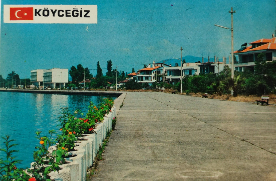  1970 KÖYCEĞİZ SAHİL GÖRÜNÜŞÜ KARTPOSTAL OFSET BASKI ARKASI YAZILI POSTADAN GECMİŞ 