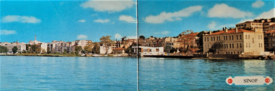 1970 SİNOP PANORAMİK KARTPOSTAL ARKASI YAZISIZ BOŞ RENKLİ OFSET BASKI 