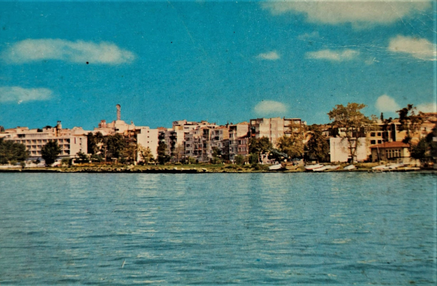 1970 SİNOP PANORAMİK KARTPOSTAL ARKASI YAZISIZ BOŞ RENKLİ OFSET BASKI 