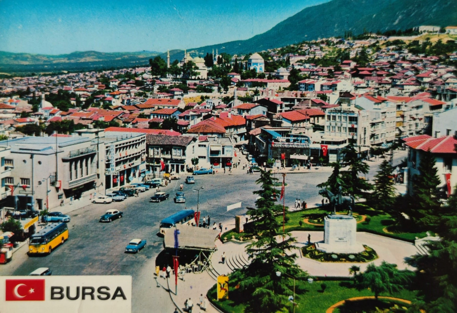 1970 YEŞİL BURSA  KARTPOSTAL ARKASI YAZILI RENKLİ OFSET BASKI 