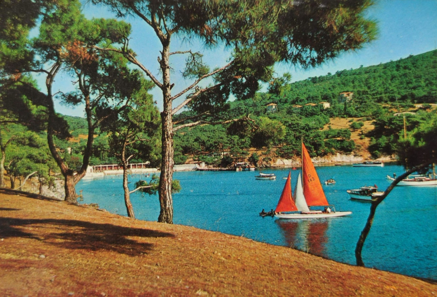 1970 BÜYÜKADA YÖRÜK ALİ PLAJI  KARTPOSTAL RENKLİ OFSET BASKI ARKASI YAZILI POSTADAN GECMİŞ  