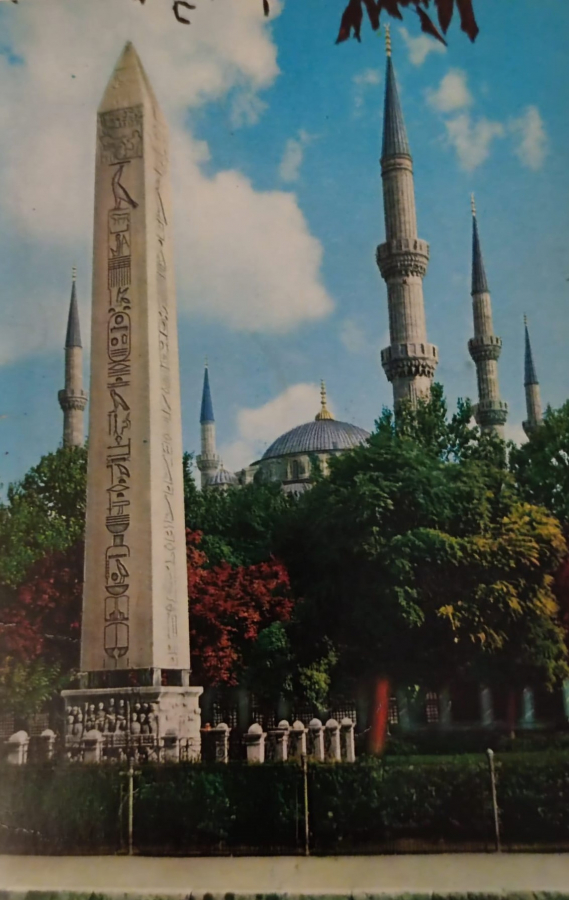 1970 İSTANBUL MISIR DİKİLİTAŞI  VE SULTAN AHMET CAMİİ KARTPOSTAL RENKLİ OFSET BASKI ARKASI YAZILI 