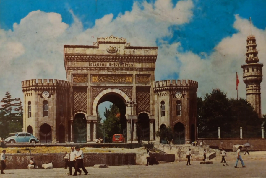 1970 İSTANBUL ÜNÜVERSİTESİ VE BEYAZIT KULESİ GÖRÜNÜŞÜ KARTPOSTAL RENKLİ OFSET BASKI ARKASI YAZILI