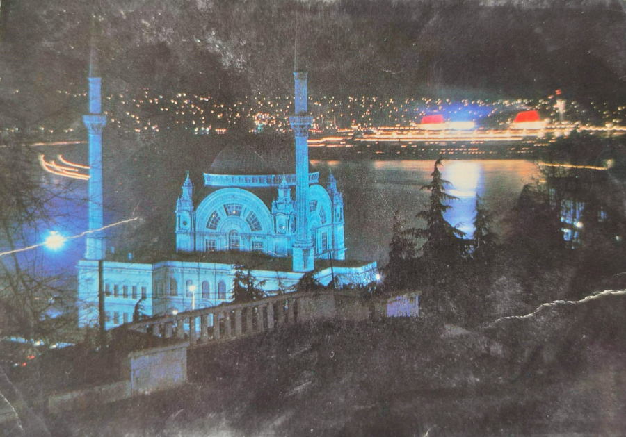 1970 İSTANBUL DOLMABAHCE CAMİİ VE BOGAZİCİ GÖRÜNÜŞÜ KARTPOSTAL RENKLİ OFSET BASKI ARKASI YAZILI POSTADAN GECMİŞ 
