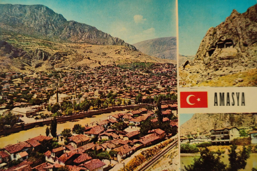 1970 AMASYA PARCALI KARTPOSTAL RENKLİ OFSET BASKI ARKASI YAZILI 