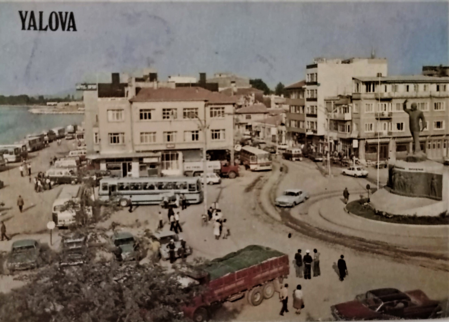 1970 YALOVA ŞEHİRDEN BİR GÖRÜNÜŞ KARTPOSTAL RENKLİ OFSET BASKI ARKASI YAZILI 